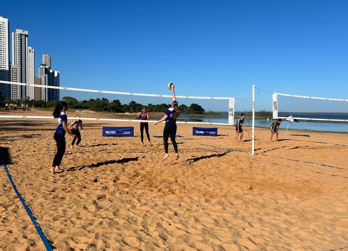Atividades esportivas na areia movimentam as praias durante o fim de semana