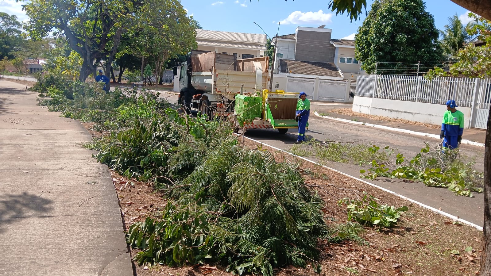 Praças da região central de Palmas recebem serviços de limpeza e manutenção nesta semana