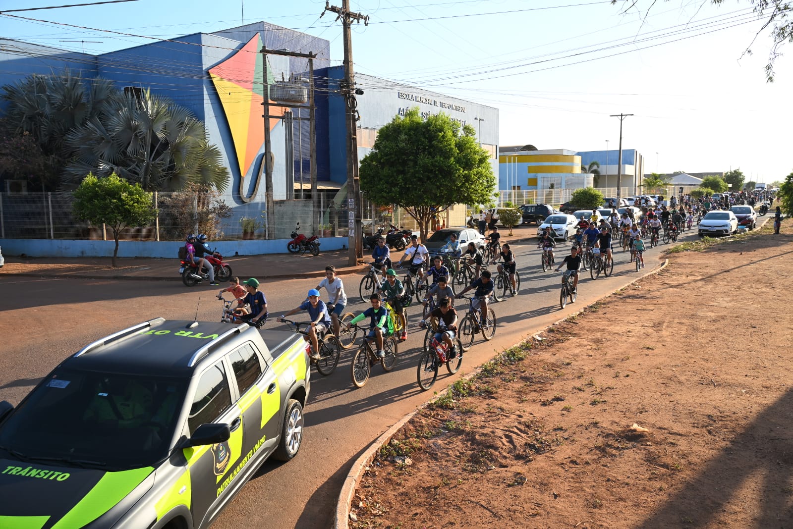 Passeio ciclístico da ETI Anísio Teixeira reúne comunidade escolar e chama atenção para segurança no trânsito