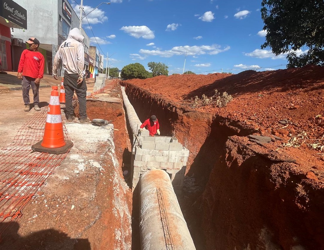 Obra de drenagem na Avenida LO-14 entra em nova etapa para solucionar problema de alagamentos na região norte da Capital