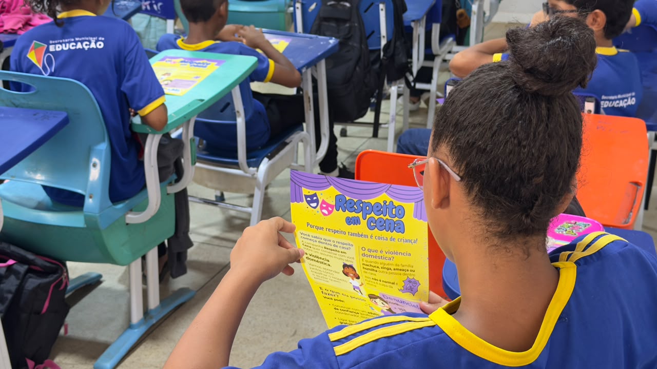 Estudantes recebem informações sobre a importância do combate à violência doméstica