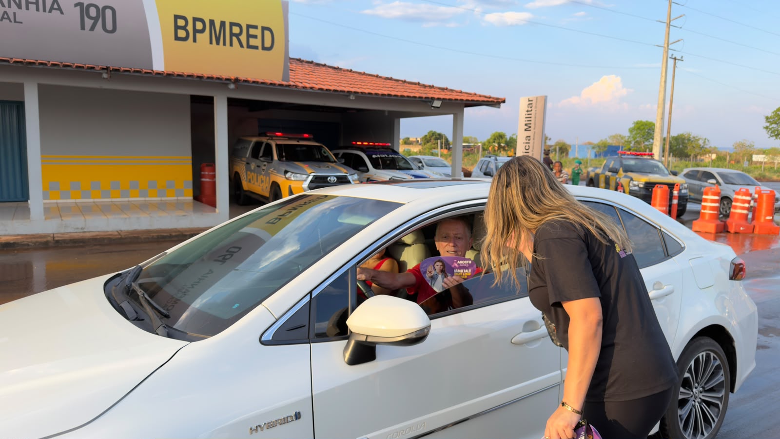 Blitz educativa leva orientações sobre o combate à violência contra a mulher a motoristas