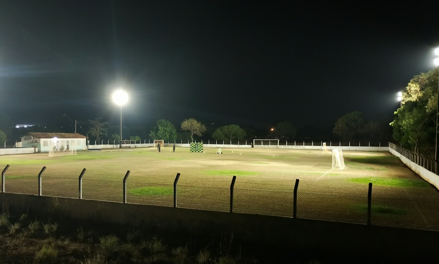 Campo de futebol do Jardim Aureny I ganha nova iluminação