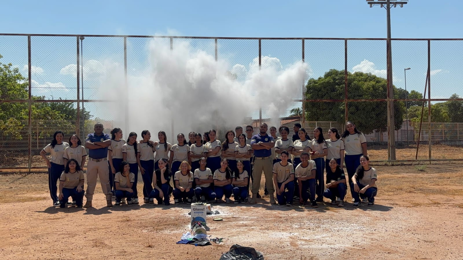 Estudantes do Pelotão de Elite da ETI Anísio Teixeira recebem instrução prática de combate a incêndio