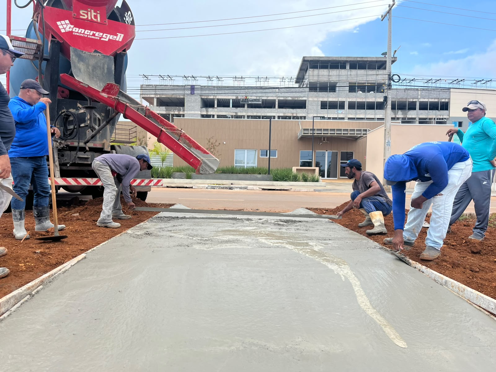 Prefeitura amplia acessibilidade com construção de calçadas e rampas acessíveis em quadras do Plano Diretor