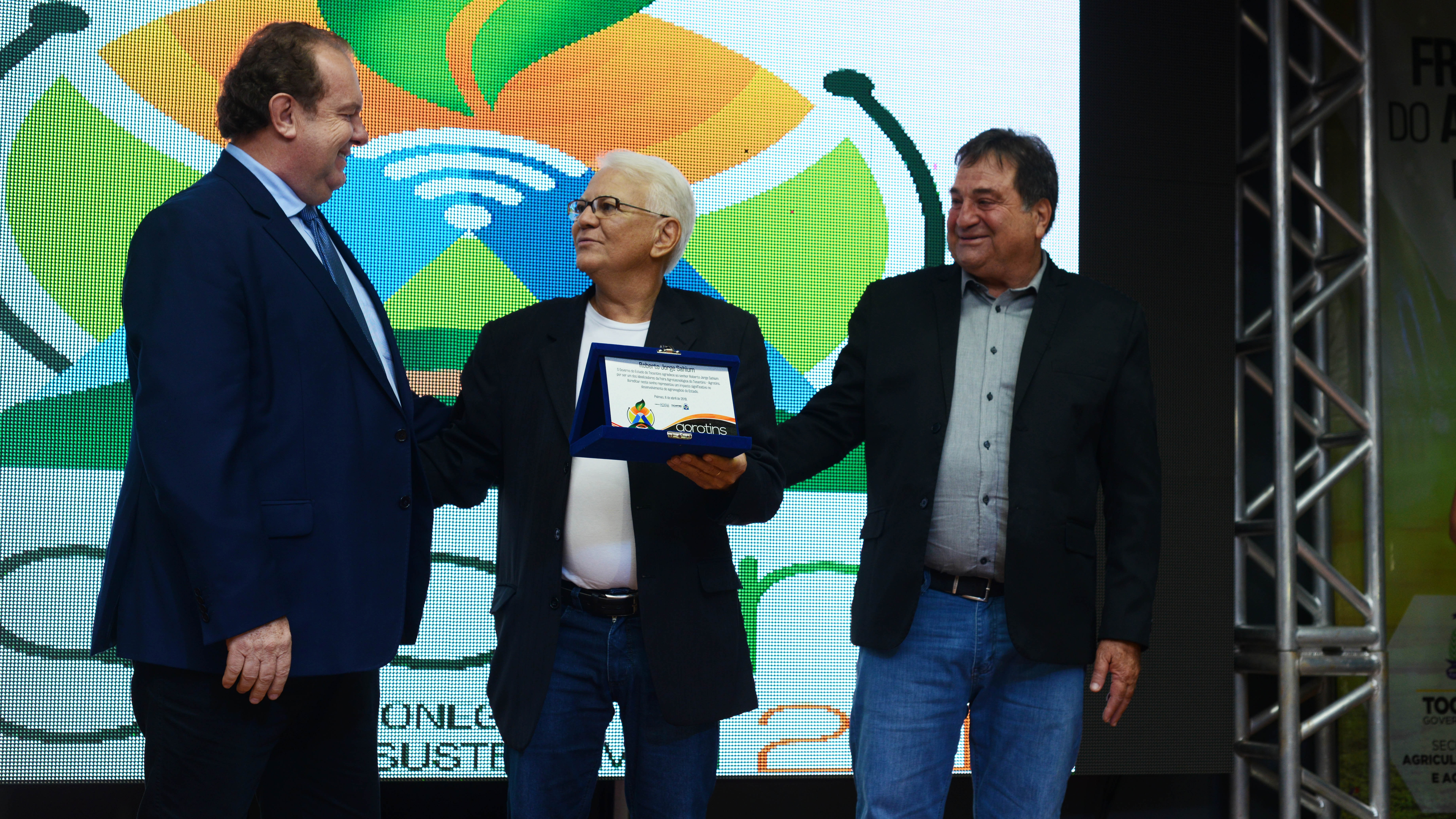 Secretário de Desenvolvimento Rural, Roberto Sahium, é homenageado por contribuição à Agrotins, durante lançamento da Feira