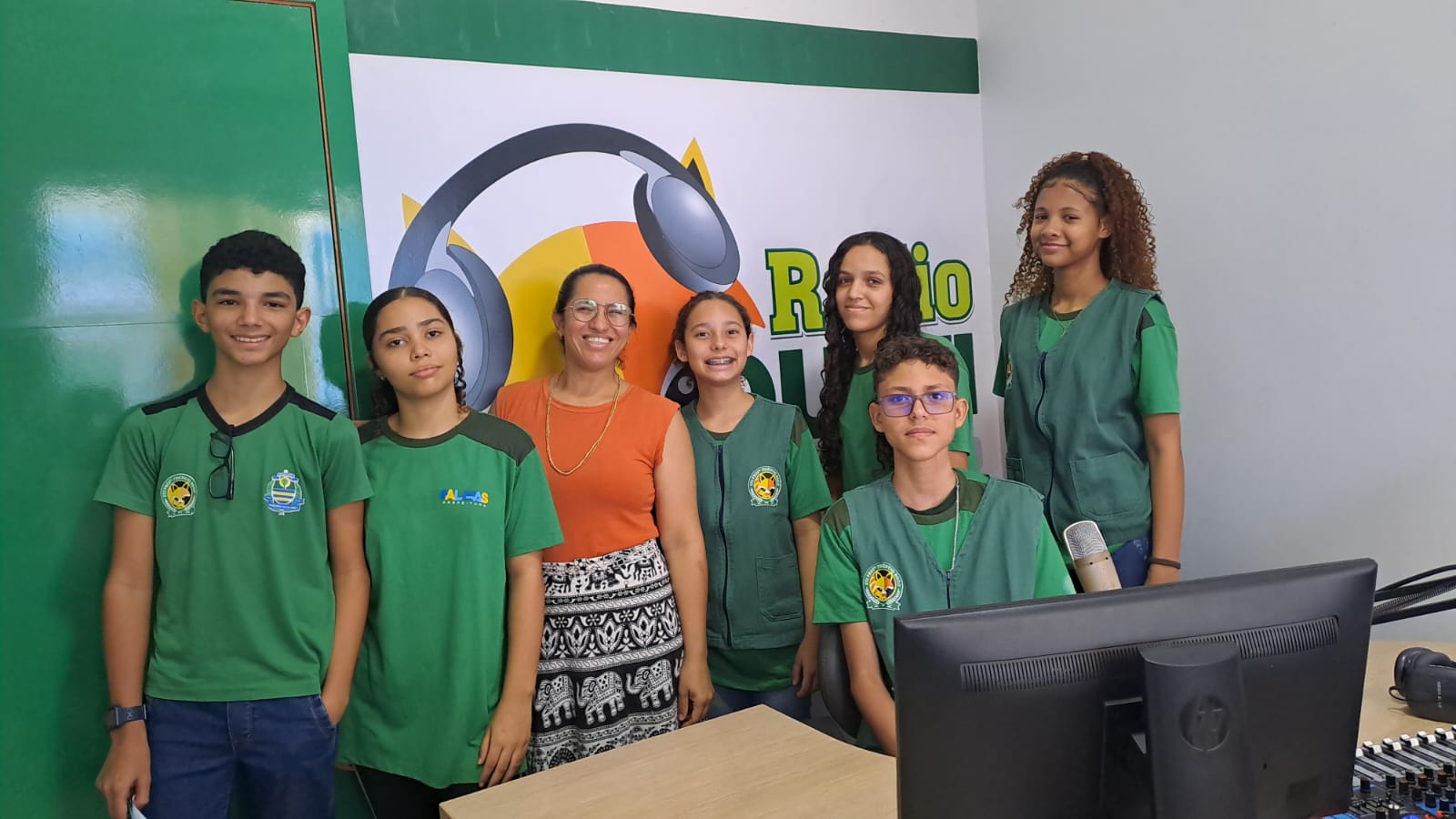 Mais do que um canal de informação, a rádio é um instrumento pedagógico inovador, que conta com a ajuda de professores, alunos e membros da comunidade local