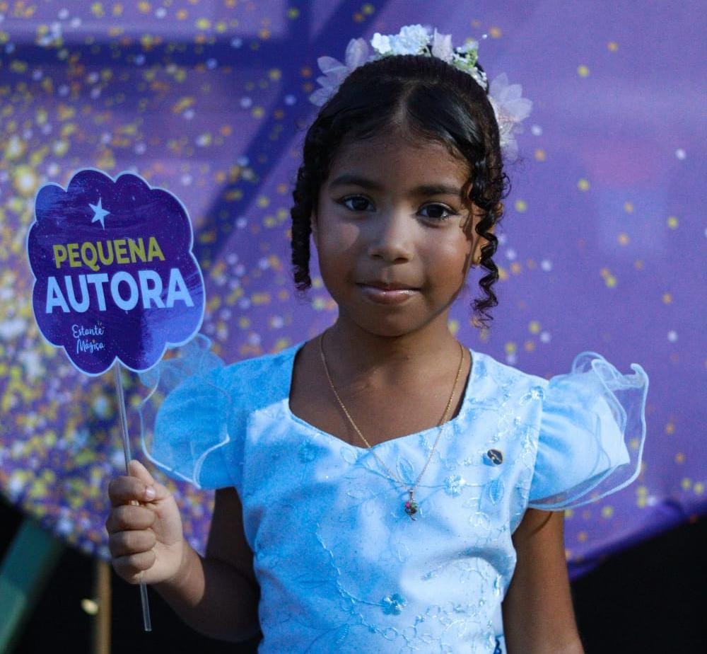 A pequena autora Isabela escreveu seu livro sozinha