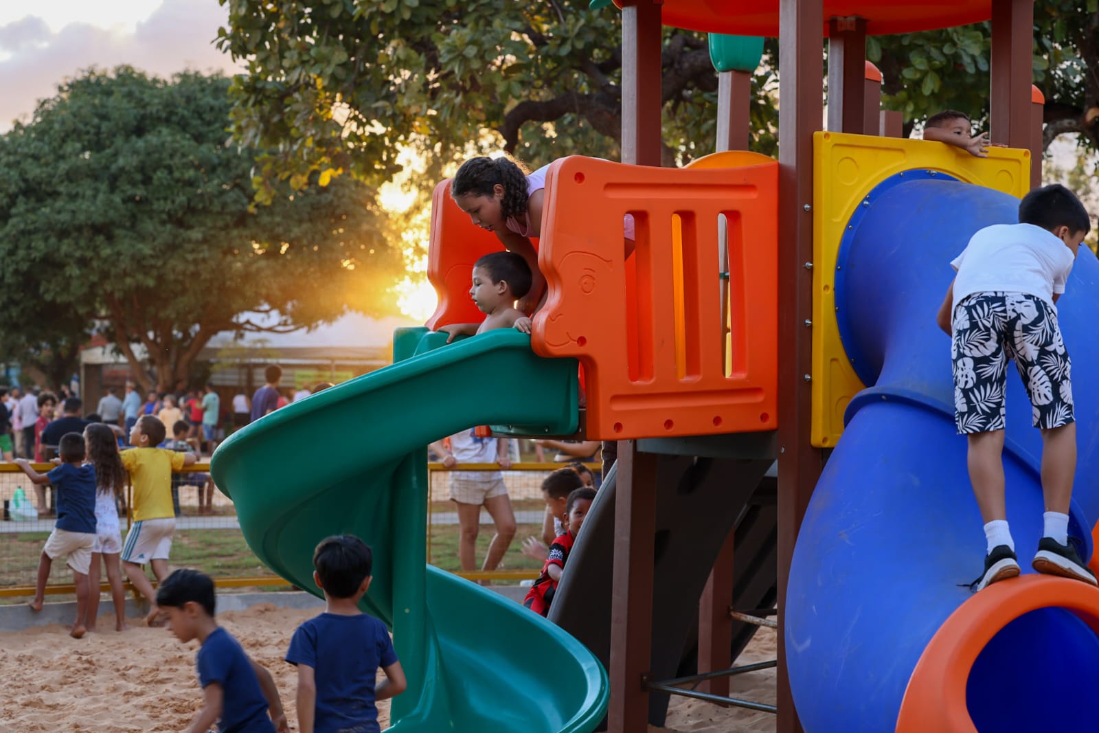 Parque infantil instalado na praça da Arse 132