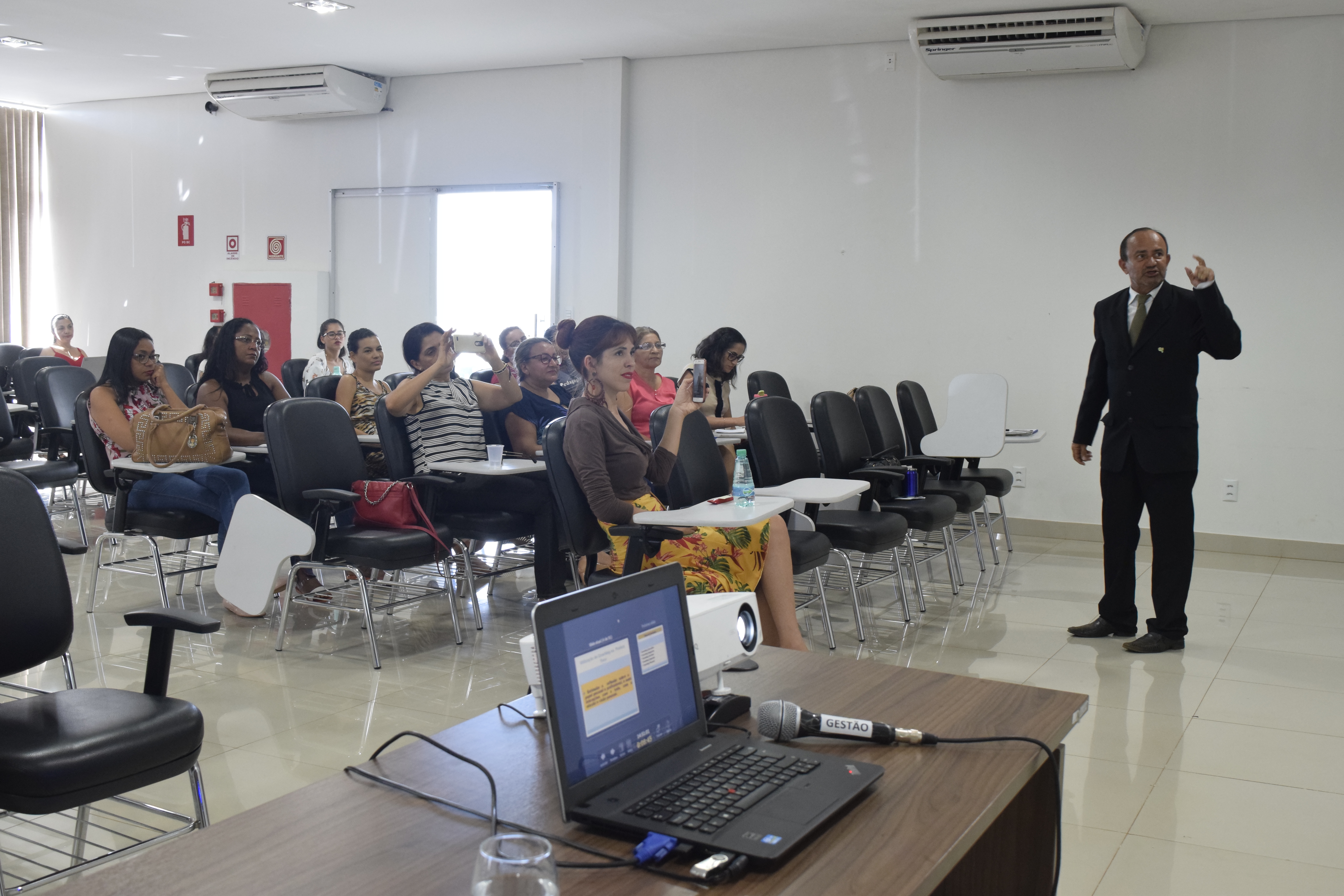 Ciclo de palestras aborda inteligência emocional e gestão pública
