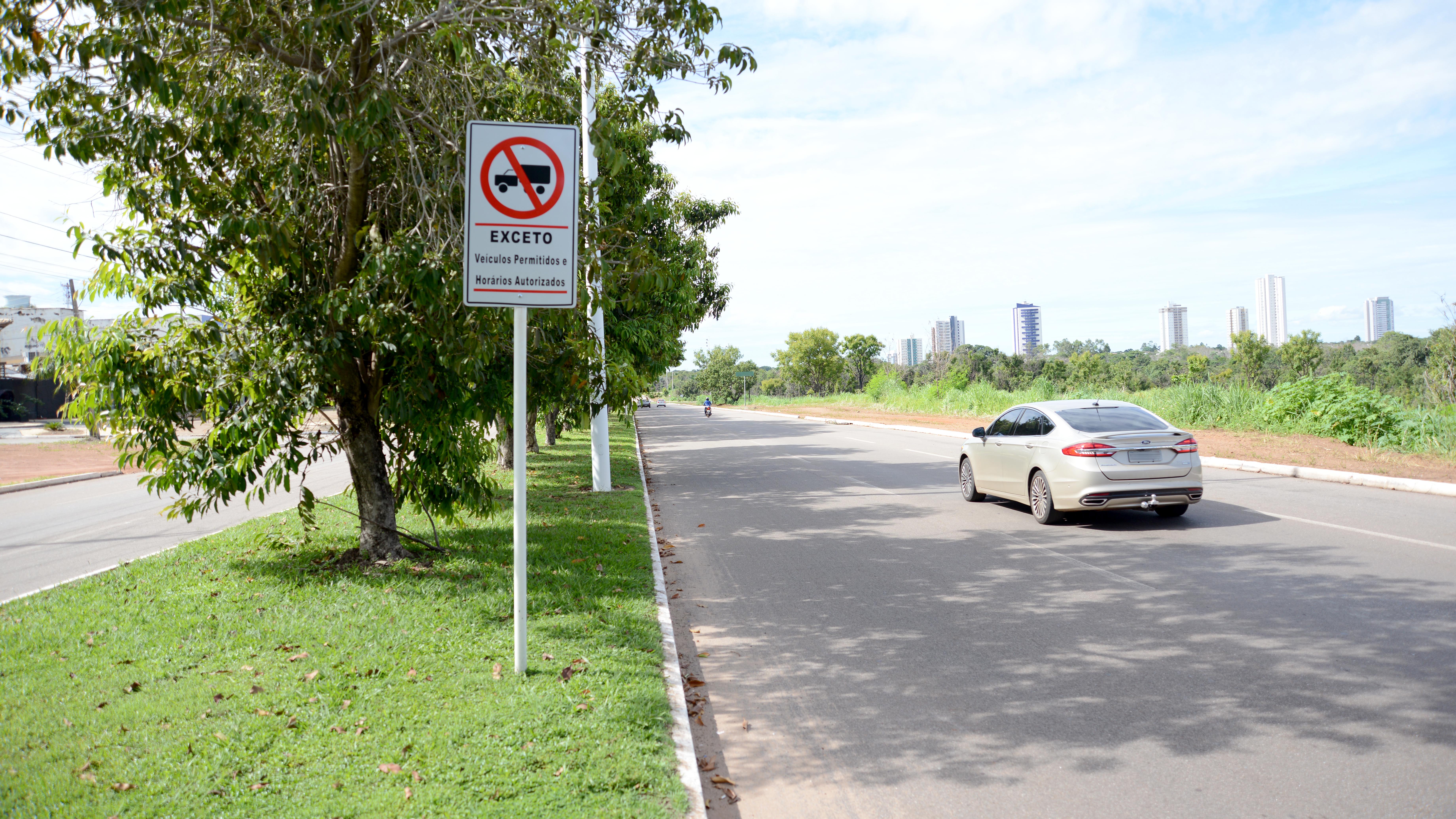 Prefeitura conclui sinalização e inicia fiscalização a caminhões que circulam fora da rota e horário