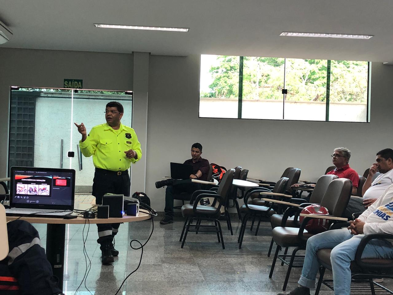 Agentes de combate às endemias são sensibilizados sobre o uso de equipamentos de proteção e prudência no trânsito