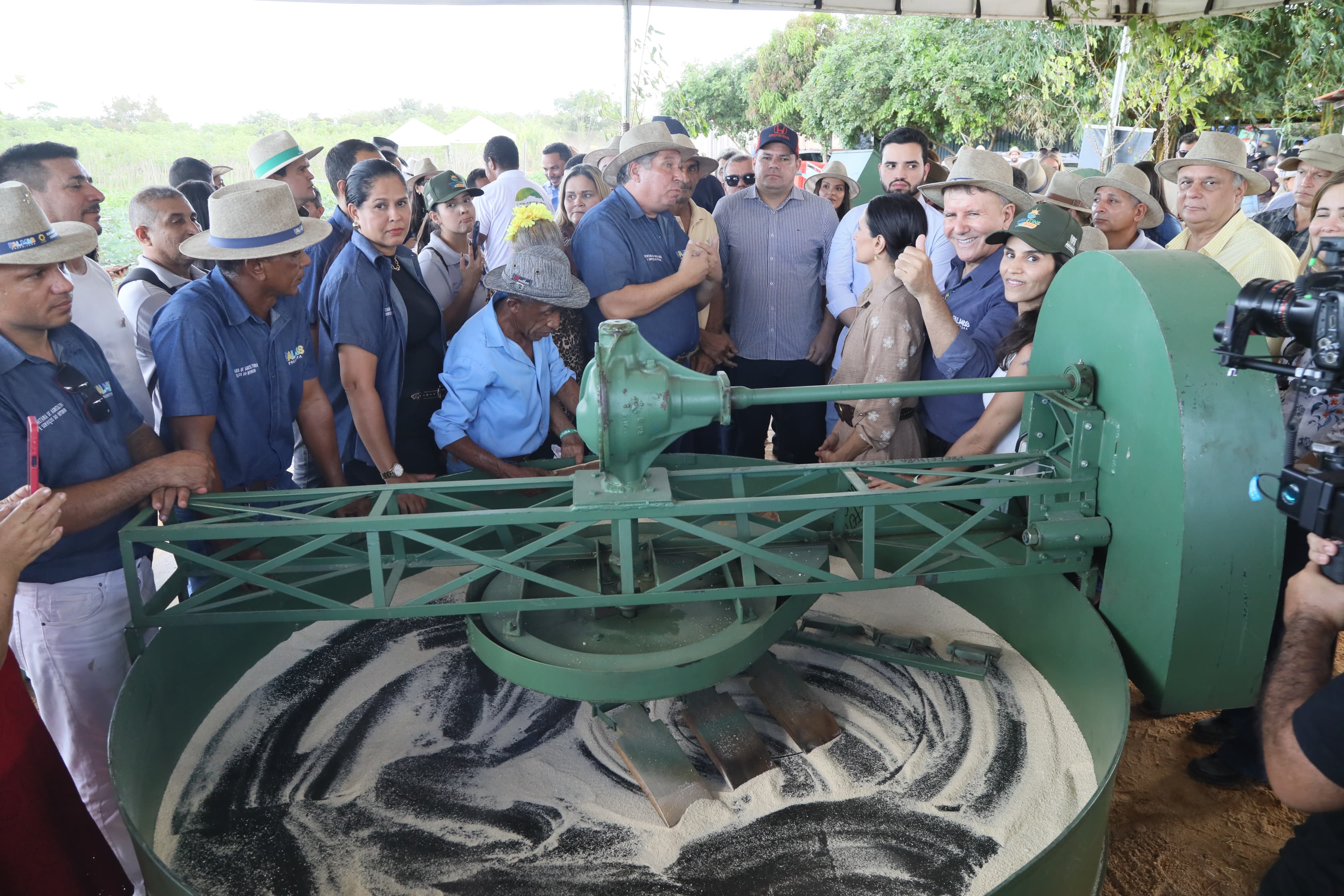 Prefeito de Palmas Eduardo Siqueira Campos entrega simbolicamente Casa da Farinha na Fazendinha da Seasi na Agrotins 2025