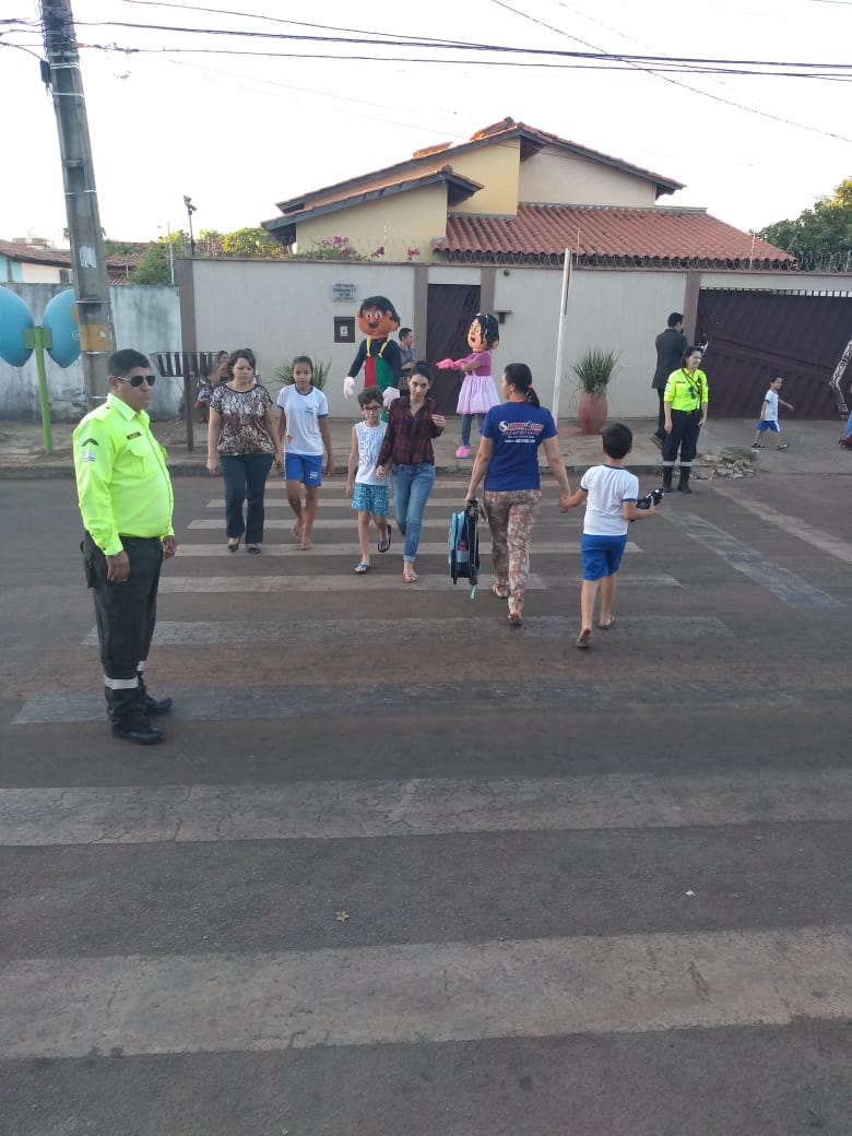 Ação educativa prioriza travessia segura na faixa de pedestres do Cmei Príncipes e Princesas