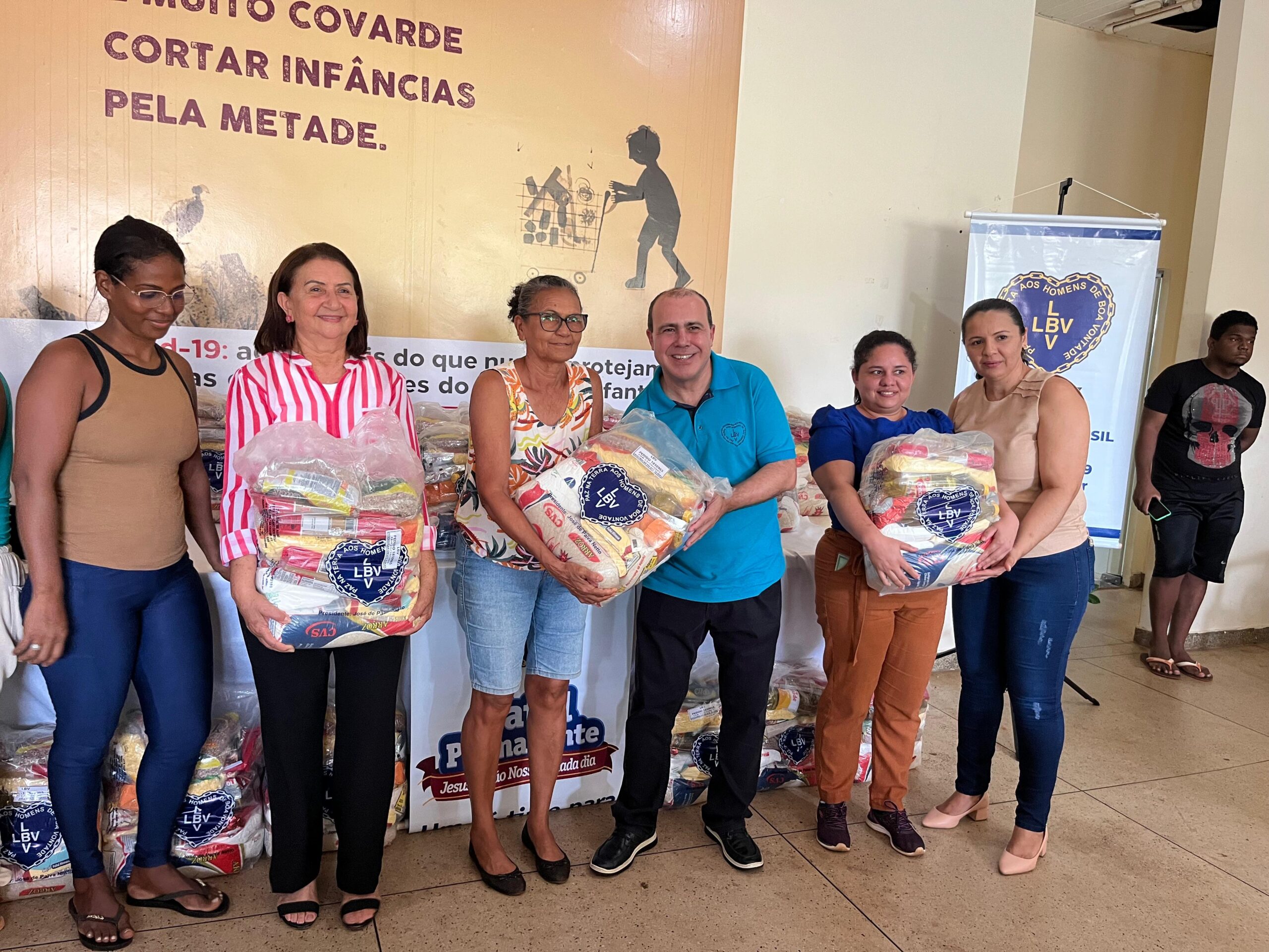 Assistidos pelo Cras de Palmas recebem doações de cestas básicas da Legião da Boa Vontade