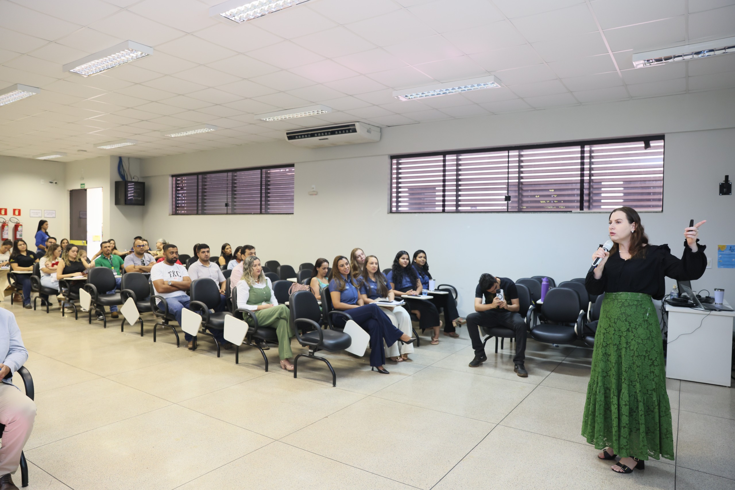 Entre os dias 15 e 18 de setembro, está sendo realizada a Qualificação Inicial da Patrulha Mulher Segura, com a participação de 13 guardas metropolitanos que passam a integrar a equipe especializada no atendimento, acolhimento e proteção de mulheres e meninas em situação de violência.