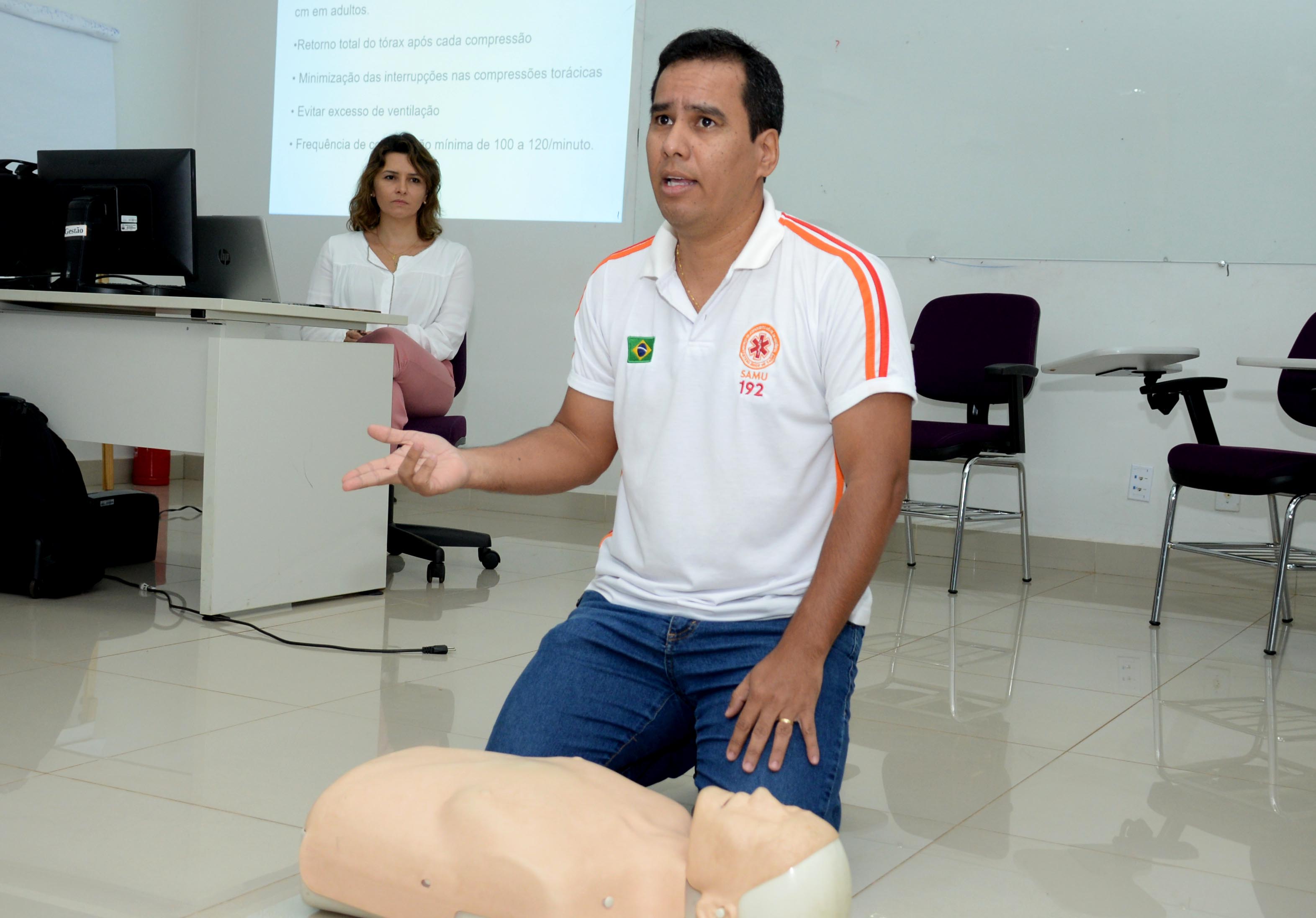 Médicos residentes recebem curso de Suporte Básico de Vida