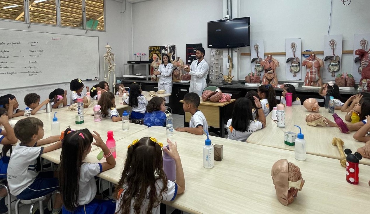 O trabalho é realizado o ano inteiro e ressalta o quanto o excesso de uso de telas pode ser prejudicial à saúde