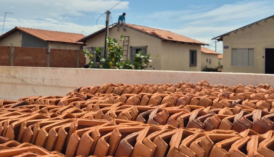 Conforme dados da Defesa Civil Municipal, já foram entregues mais de 2 mil telhas às famílias impactadas por vendaval