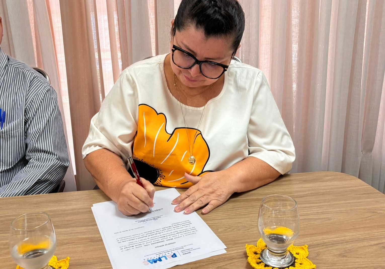 Diretora da ETI Aprígio Matos, Desterro Ibiapina  durante assinatura da ordem de serviços da unidade escolar