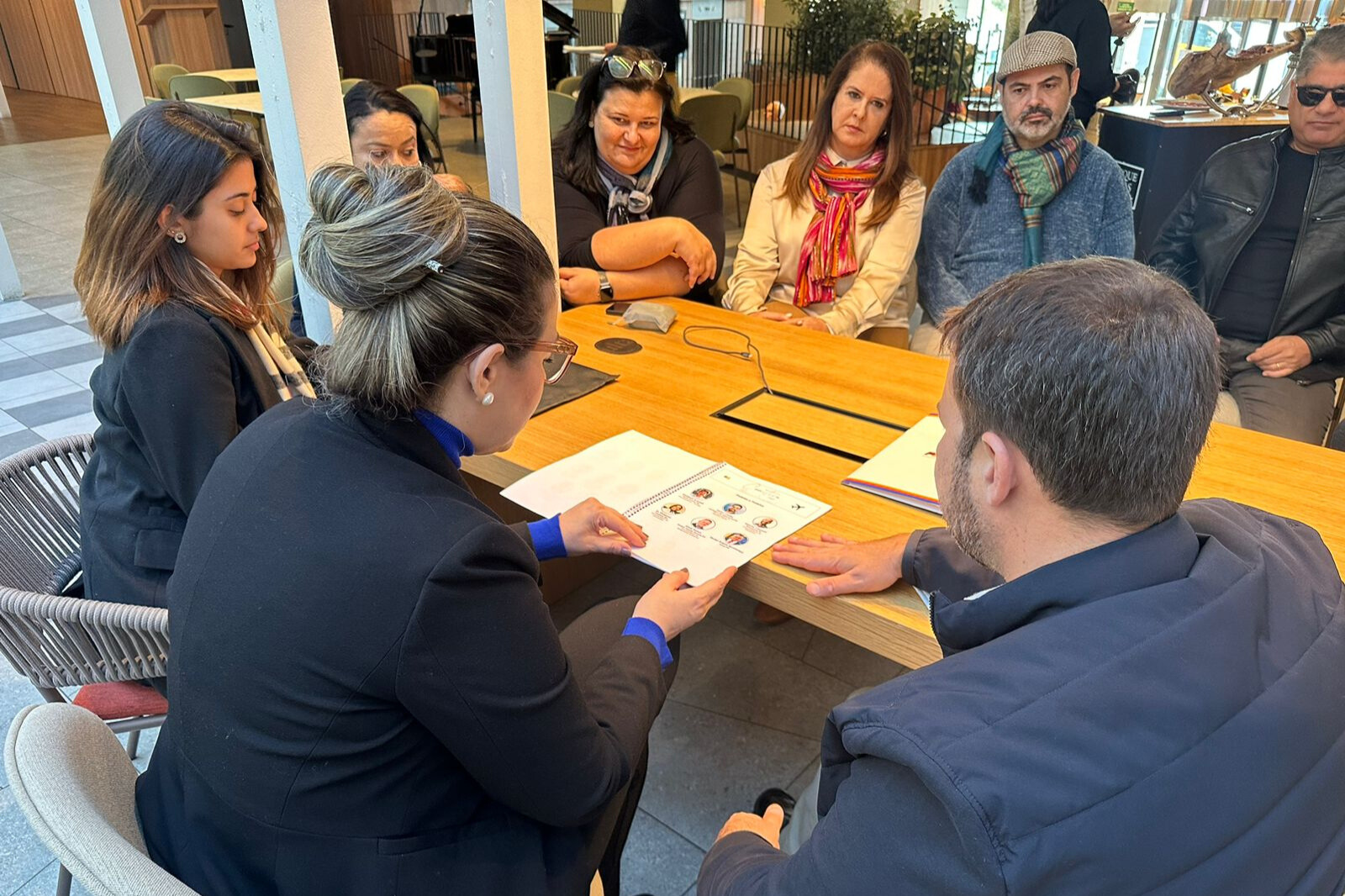 Cinthia Ribeiro lidera missão internacional de prefeitos em Barcelona