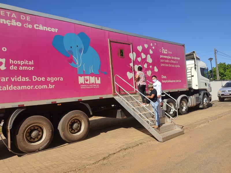 Cerca de 200 mulheres realizam mamografia na carreta do Hospital de Amor