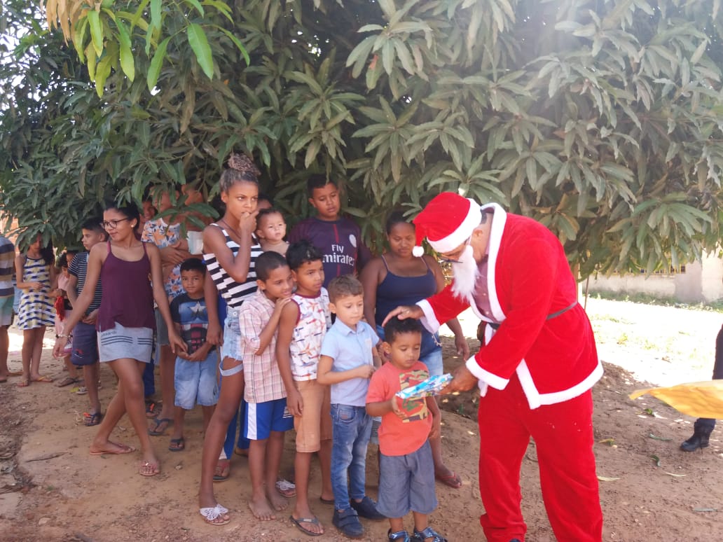 Crianças atendidas pelo Cras  407 Norte recebem visita do Papai Noel