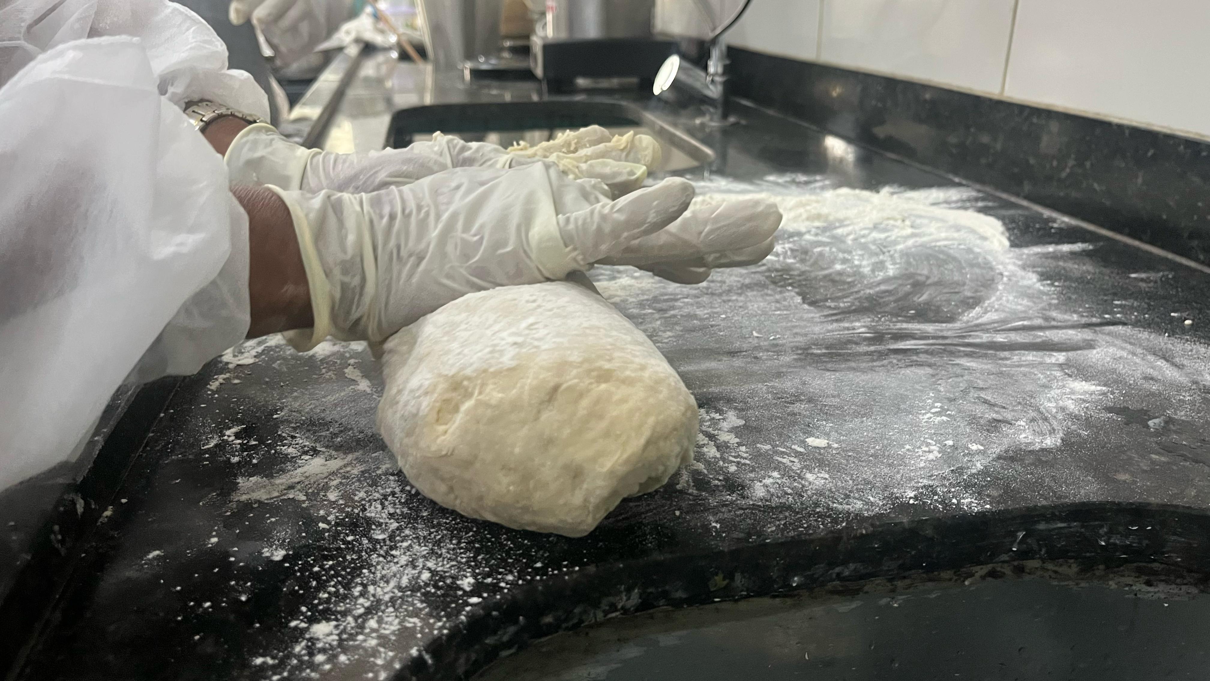 Produção de pães salgados e doces, roscas, broas, bolos e mangulão ajuda a trabalhar a coordenação motora, criatividade, confiança e independência financeira dos acolhidos - Foto: Gabriela Letrari/Semus