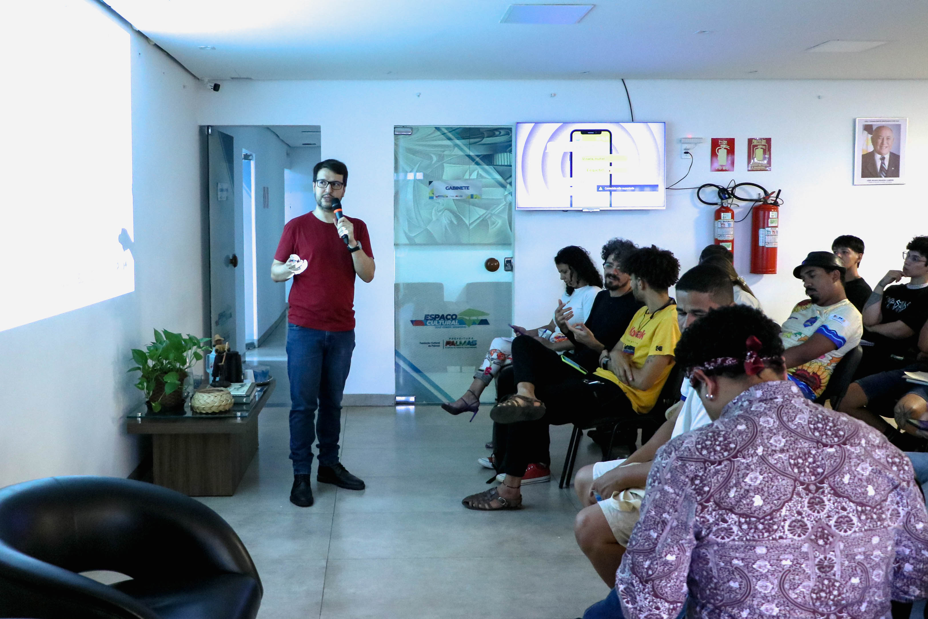 Tales Victor (à esq), responsável pelo setor de editais da Fundação Cultural de Palmas, conduzirá o ciclo de oficinas, que visa esclarecer todos os pontos referentes ao Promic 2025