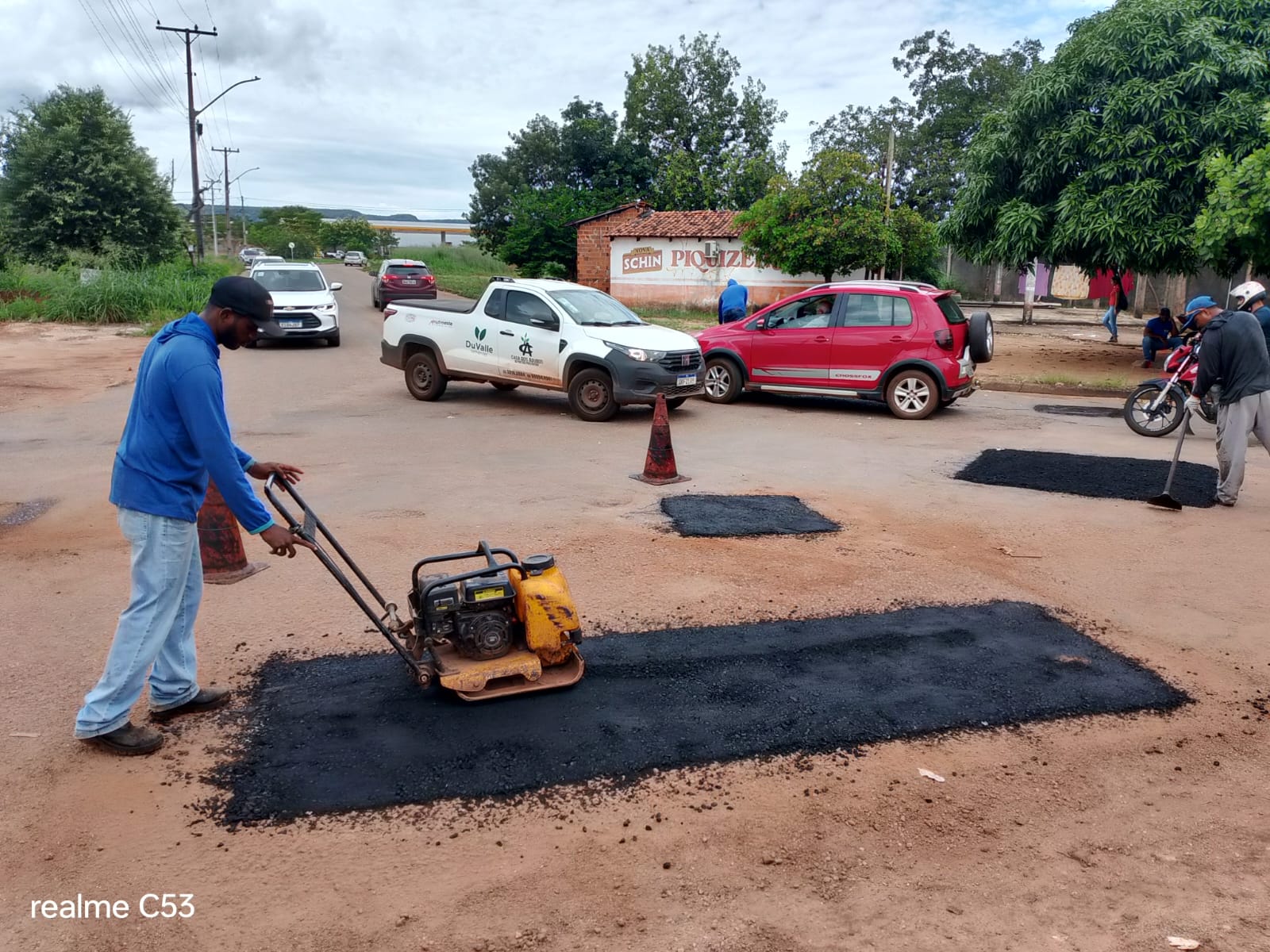 Equipes finalizando manutenção da via com rolo compactador 