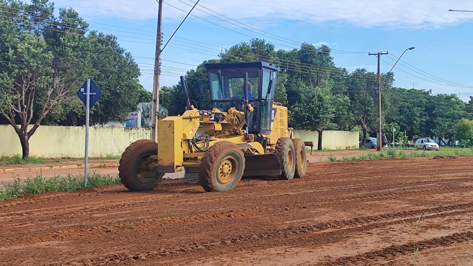 Limpeza de canteiro central na Avenida NS 03 com Avenida LO-10