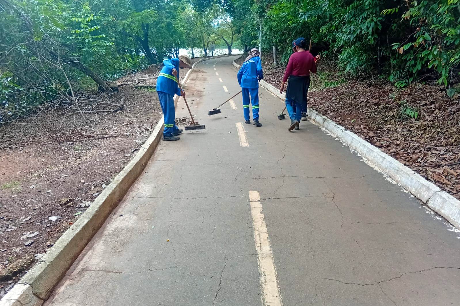 Equipe realiza a varrição na pista de caminhada do Parque Cesamar