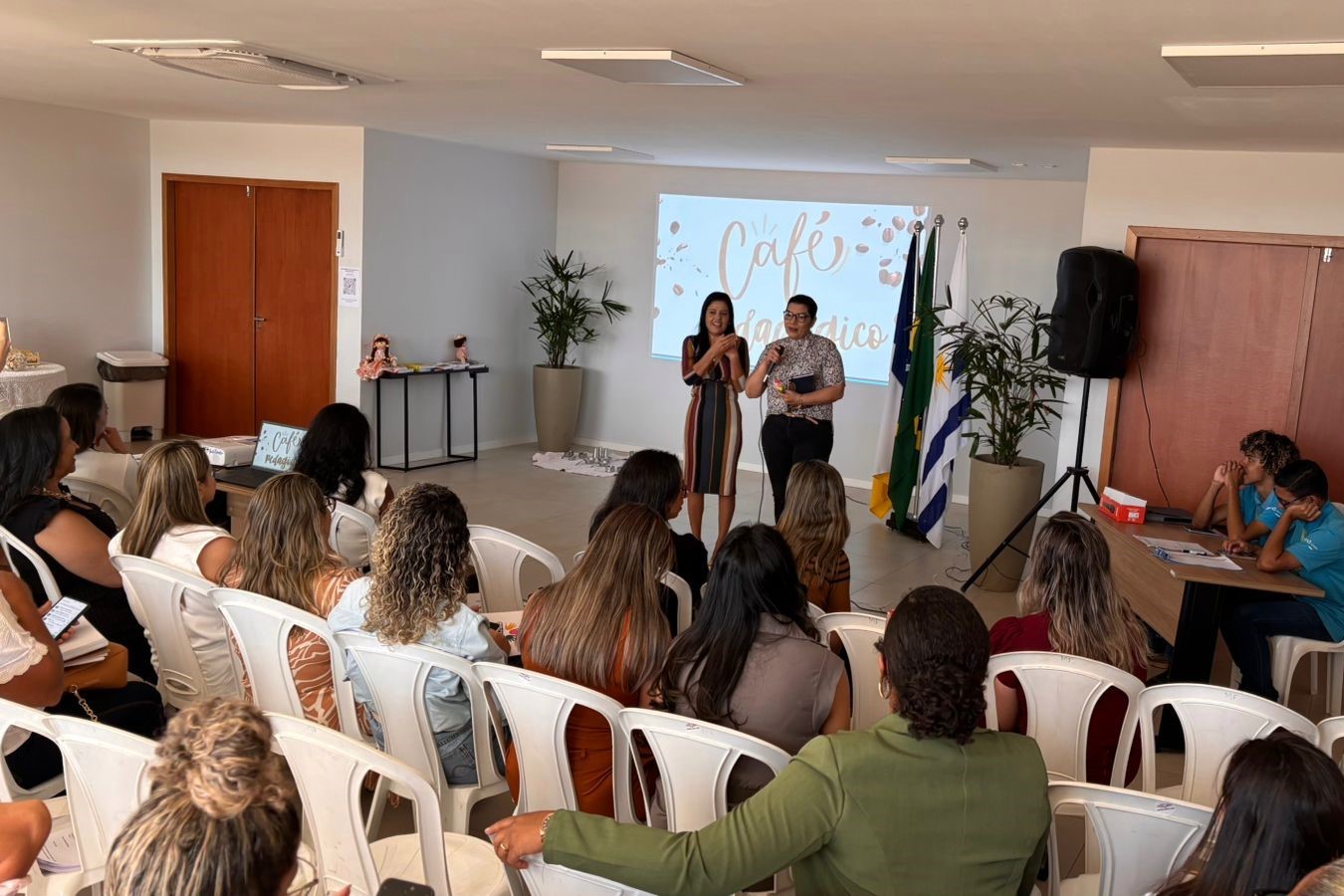 A superintendente Joaquina Coelho tirou dúvidas sobre processos em andamento