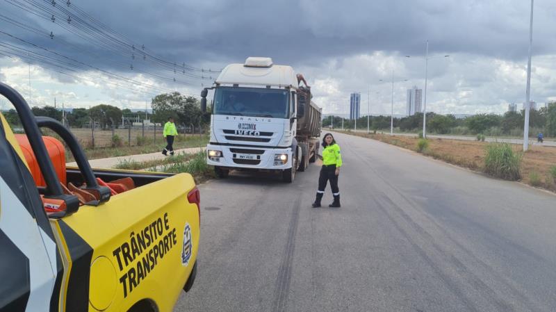 Agentes de trânsito autuam caminhões que derramavam carga em via pública da Capital