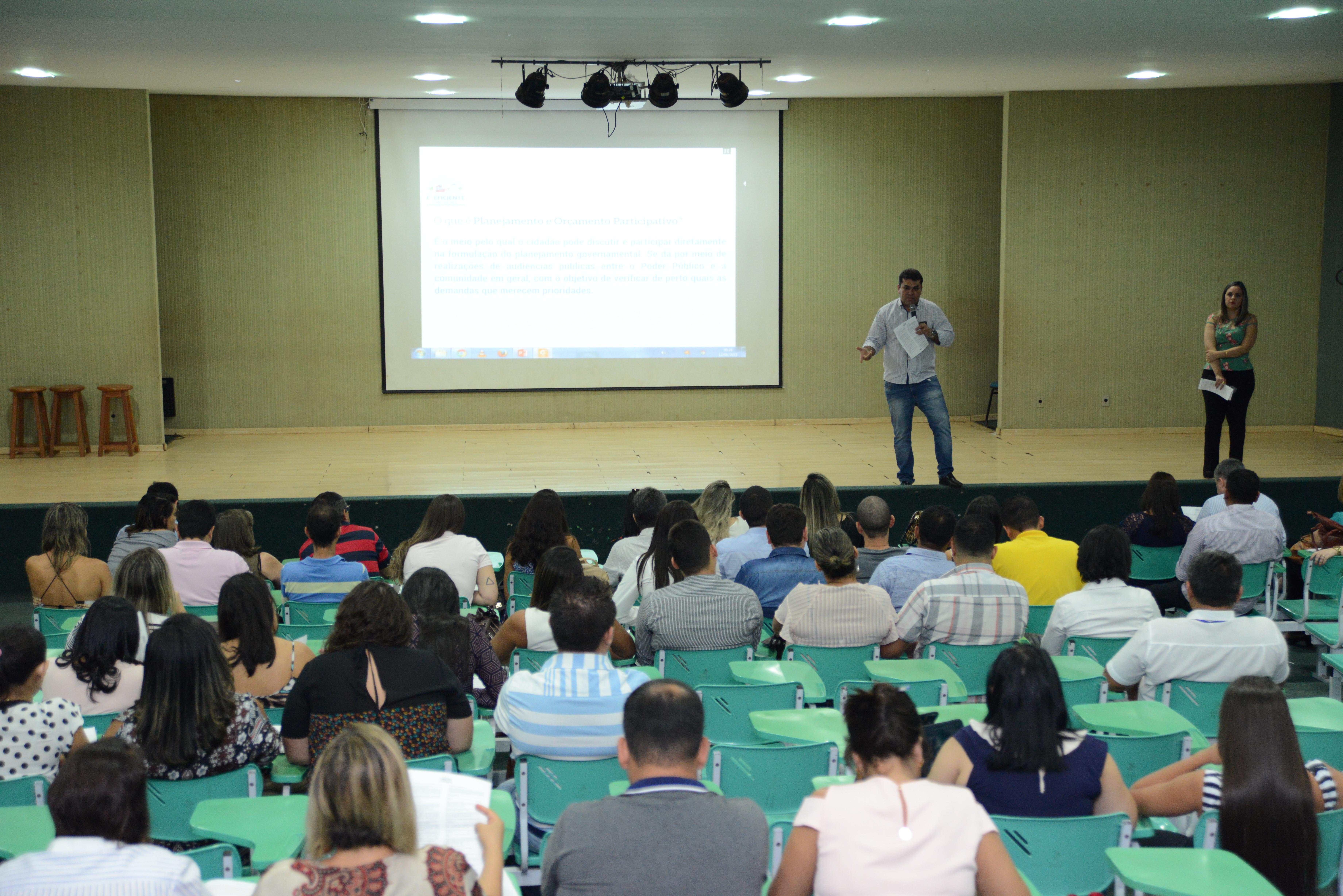 Servidores recebem orientações sobre como colher informações dos palmenses para o Orçamento Participativo