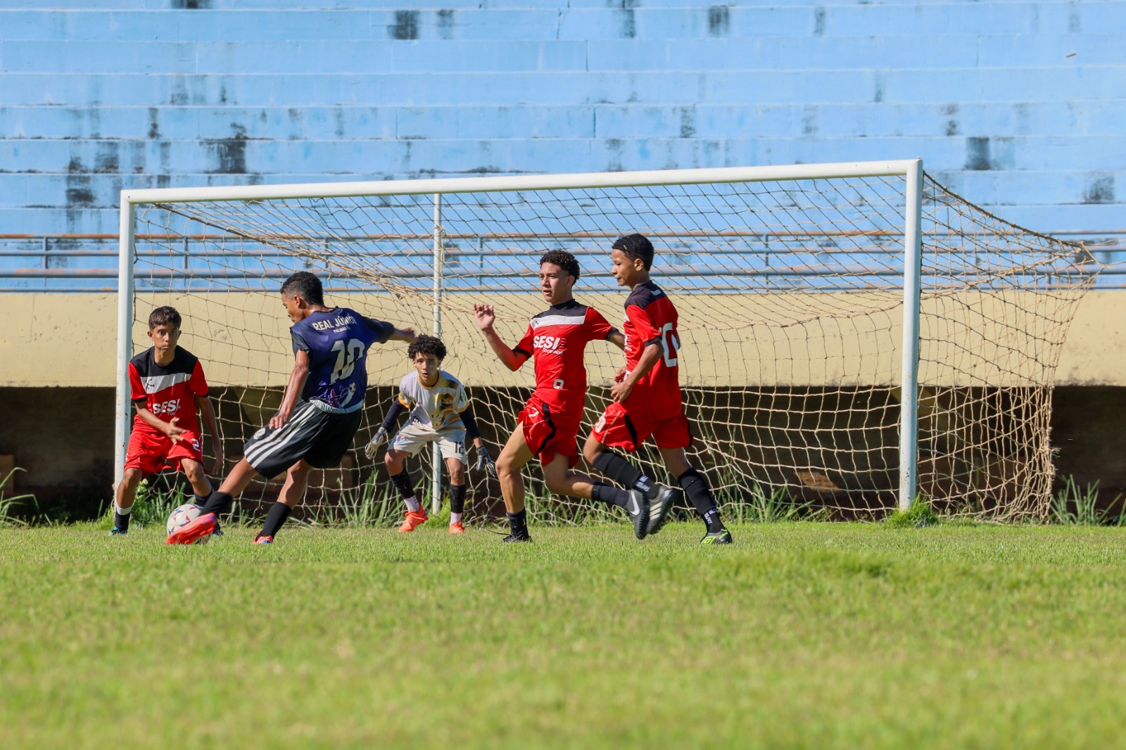 Destaque para Victor Gabriel (azul), autor de 5 gols