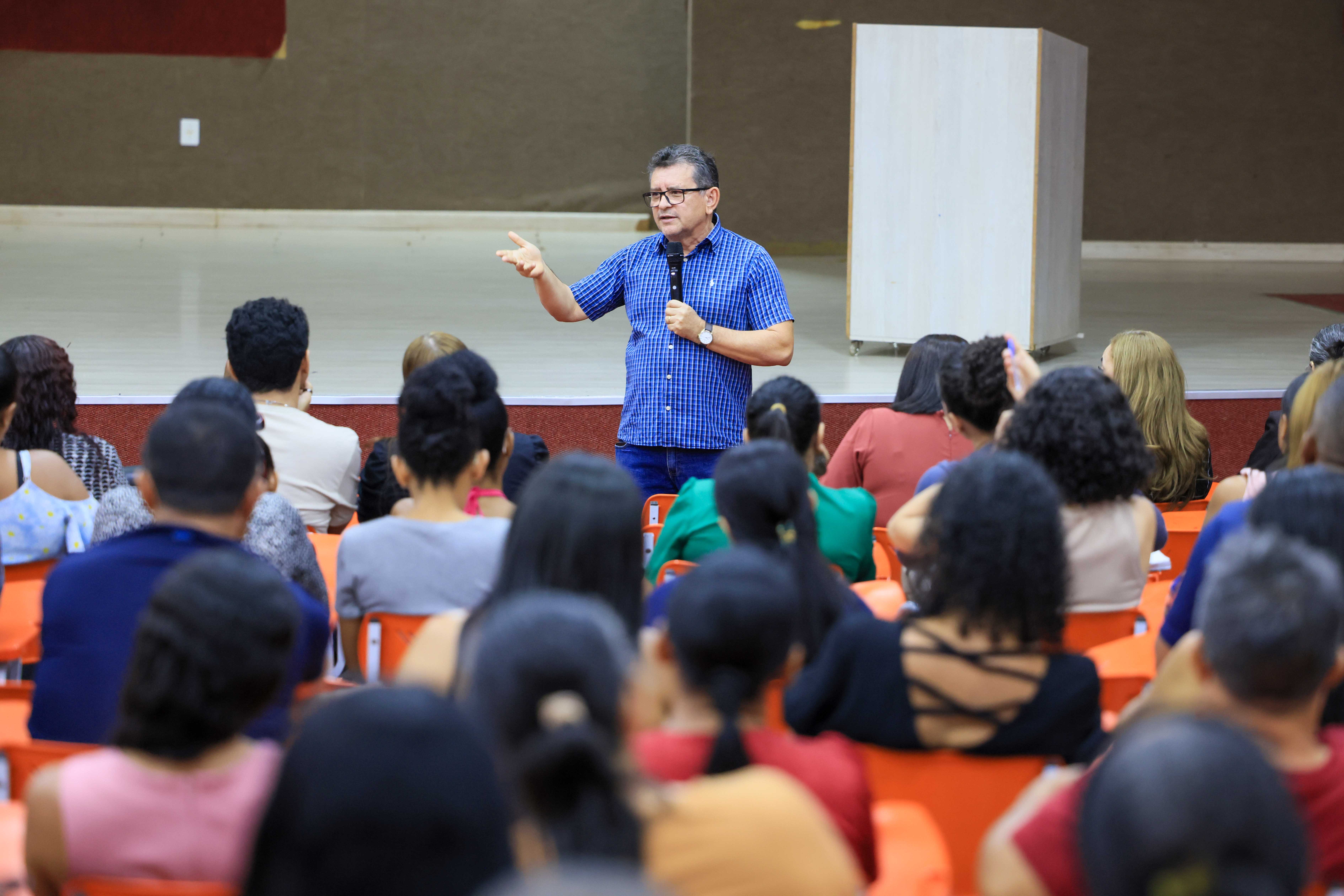Professor Manoel Messias, especialista em história social e educação do campo, ministrou palestra na aula inaugural