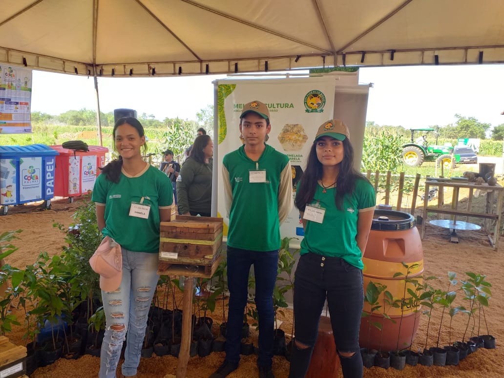 Alunos da Escola João Beltrão apresentam na Agrotins o universo das abelhas sem ferrão