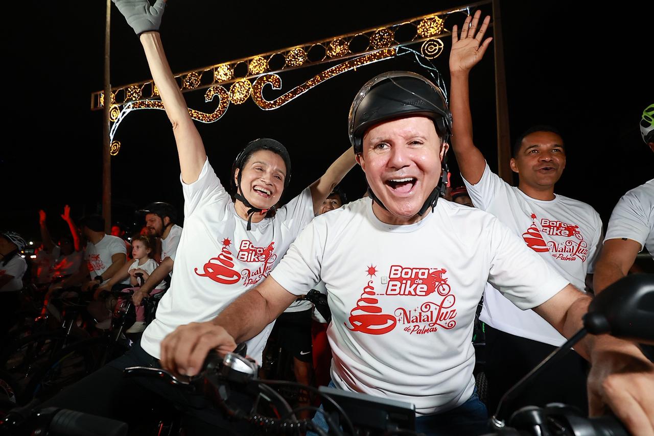 Prefeito Eduardo Siqueira e primeira-dama, Polyanna Siqueira, ligando as luzes de Natal junto com ciclistas