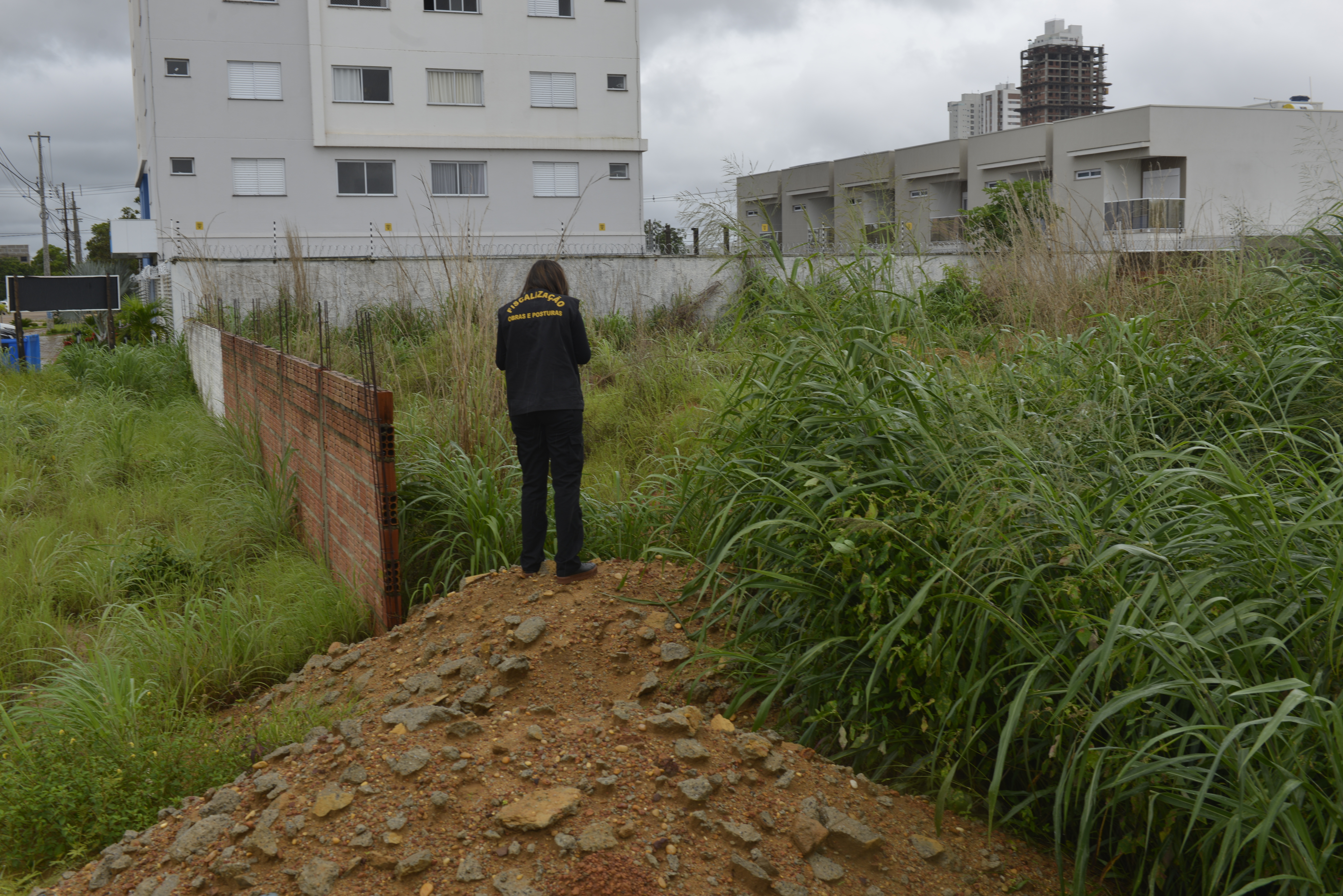 Prefeitura notifica proprietários de imóveis por descumprirem Código de Posturas