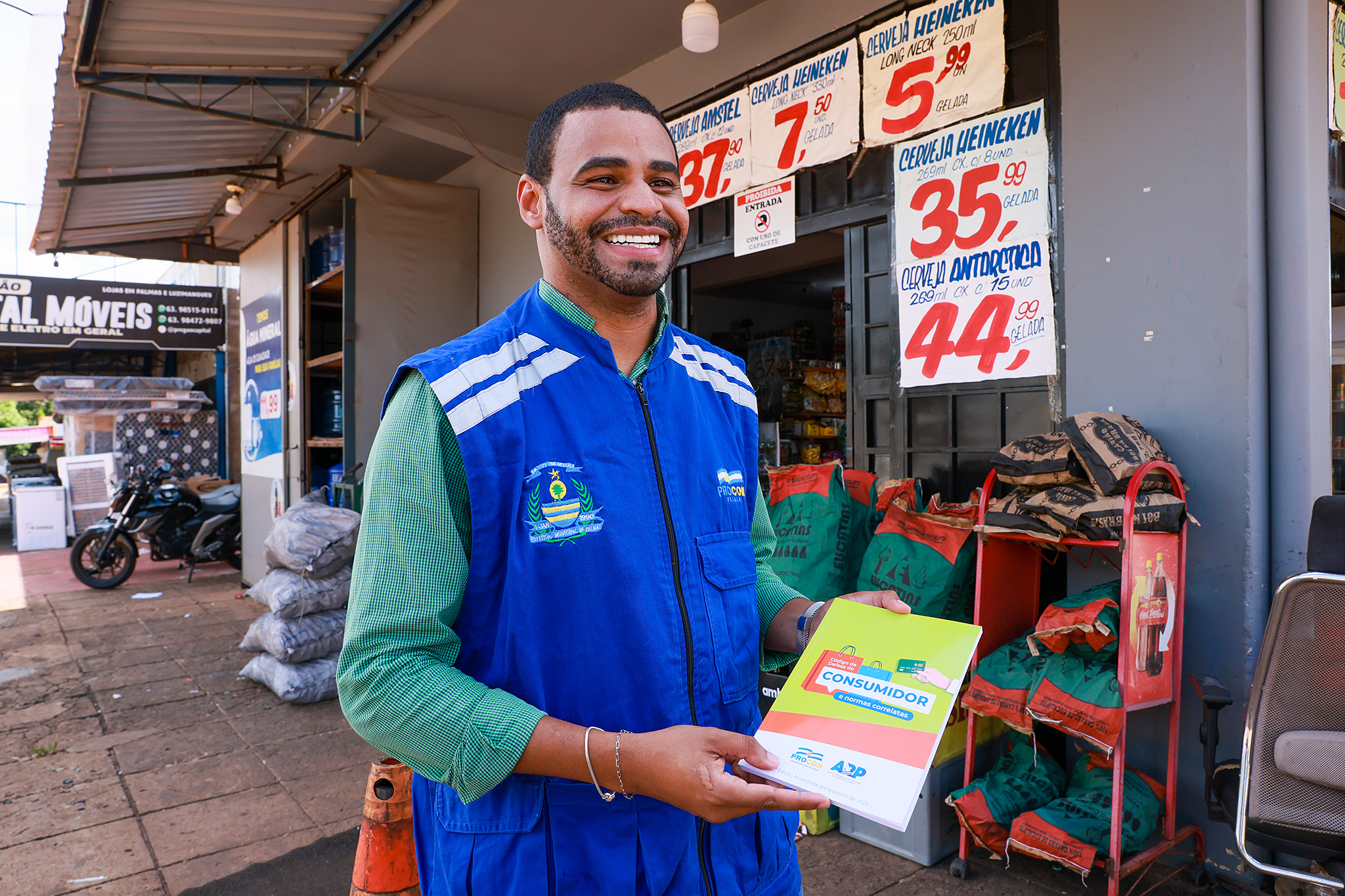 05/02/2025 – Procon Municipal realiza Operação Comércio Consciente com objetivo de promover a conscientização sobre os direitos do consumidor. A equipe visitou na tarde desta quarta-feira,  5, os comerciantes da região Norte de Palmas.

diretor do Procon Municipal, Otávio

Foto: Lia Mara/Prefeitura de Palmas
Palmas-TO