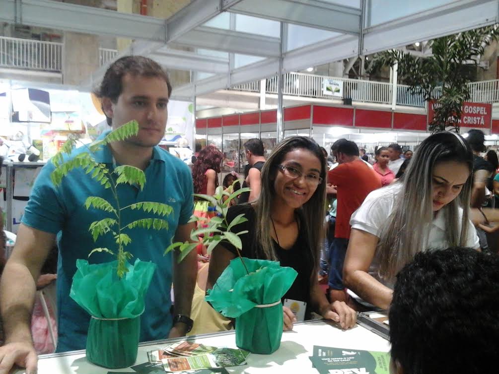 Fundação de Meio Ambiente distribui mais de 5 mil mudas no Salão do Livro