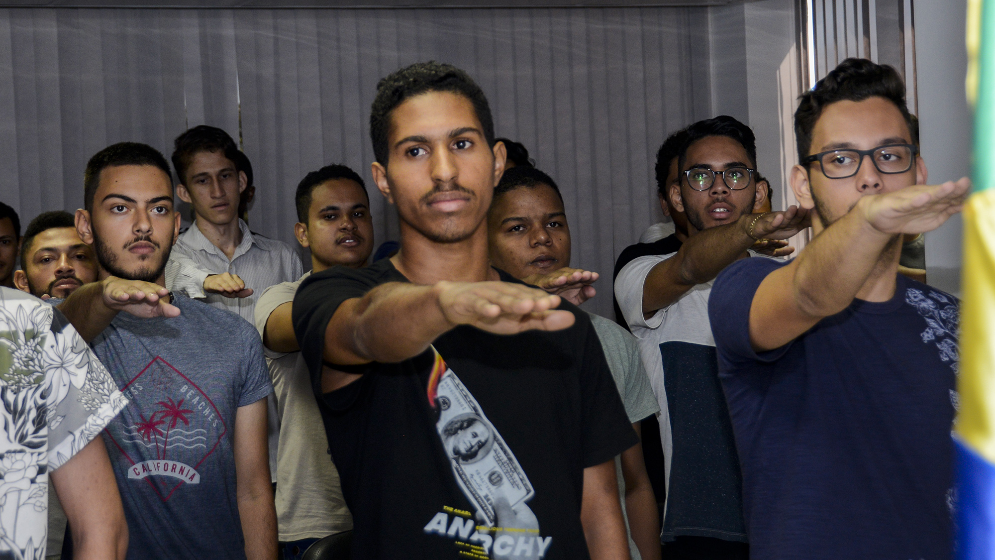 Cerca de 100 jovens recebem certificados de dispensa militar e prestam juramento à Bandeira Nacional
