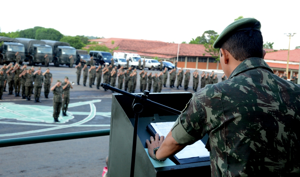 Homens do Exército realizam formação antes de ir a campo para combater mosquito