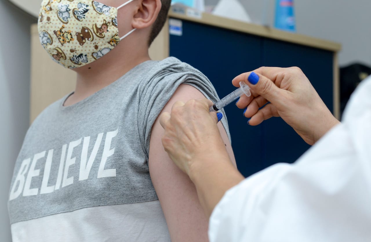 Saúde abre 15 unidades de saúde para vacinação contra a Covid-19 neste sábado, 25