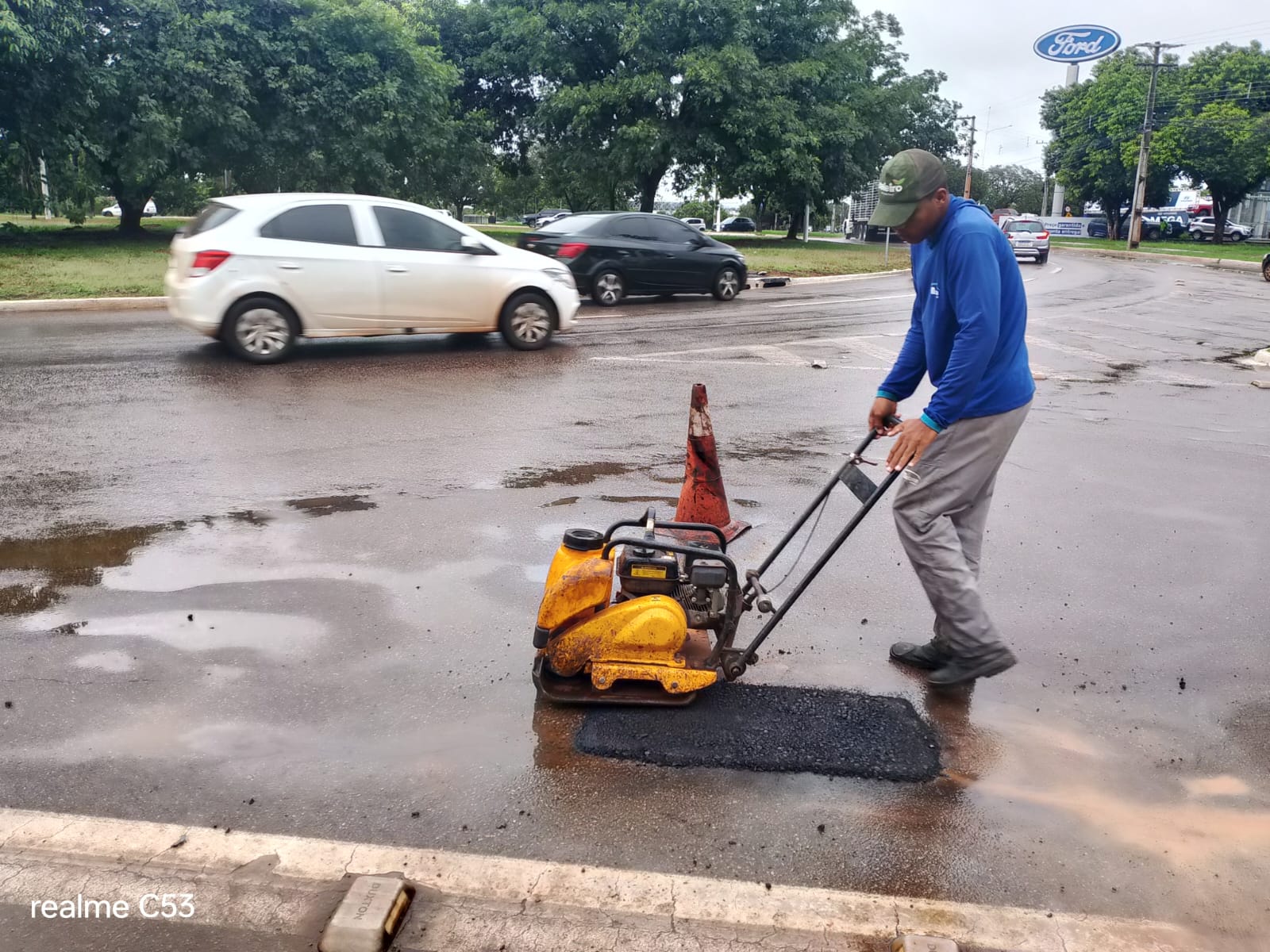Tapa-buraco na rotatória da NS-02 com LO-05