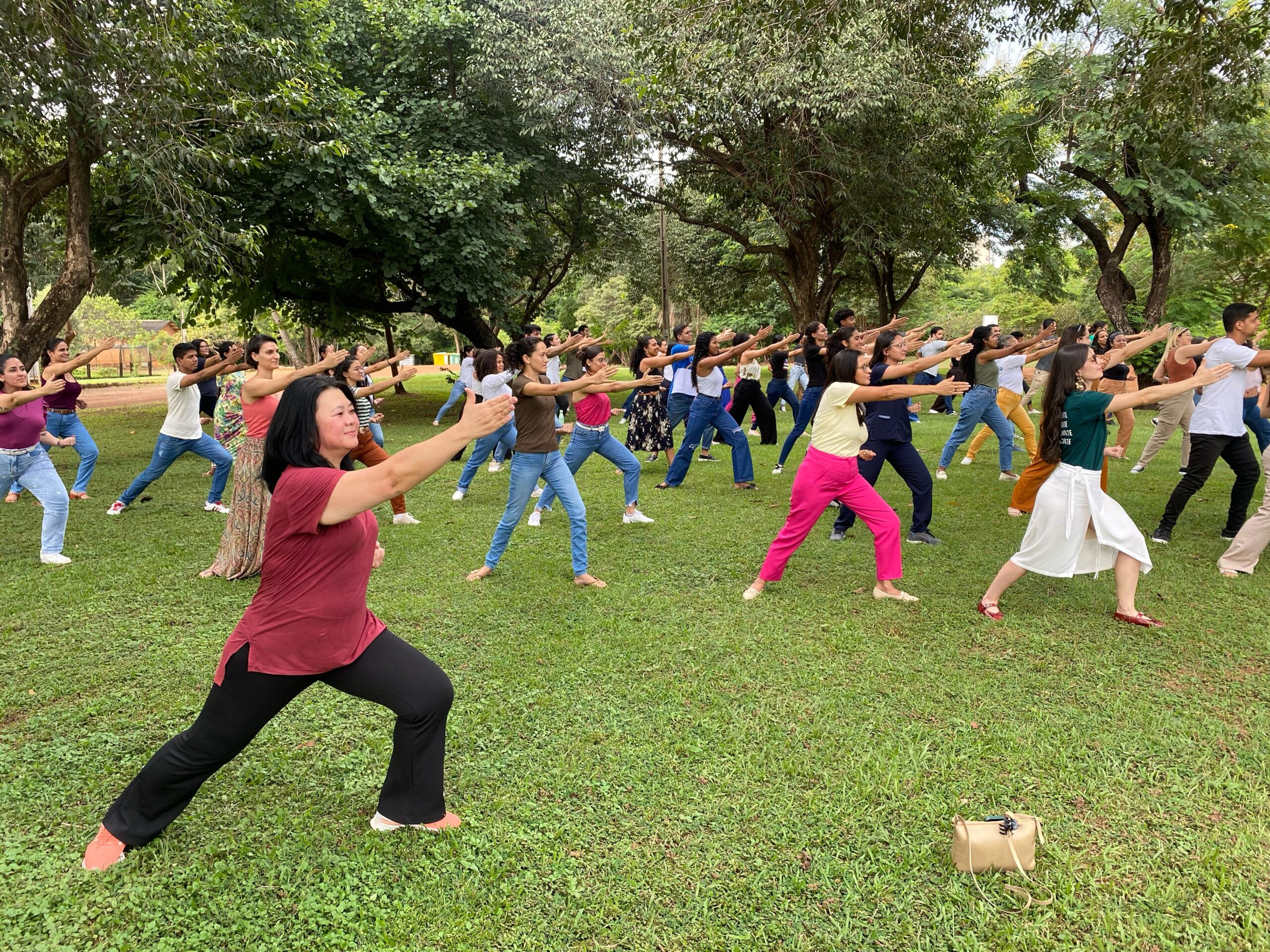 Residentes da Fundação Escola de Saúde de Palmas são recepcionados com prática terapêutica chinesa