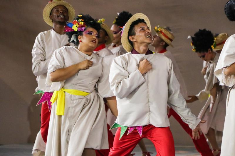 Grupos de acesso encerram terceira noite com muito forró e animação