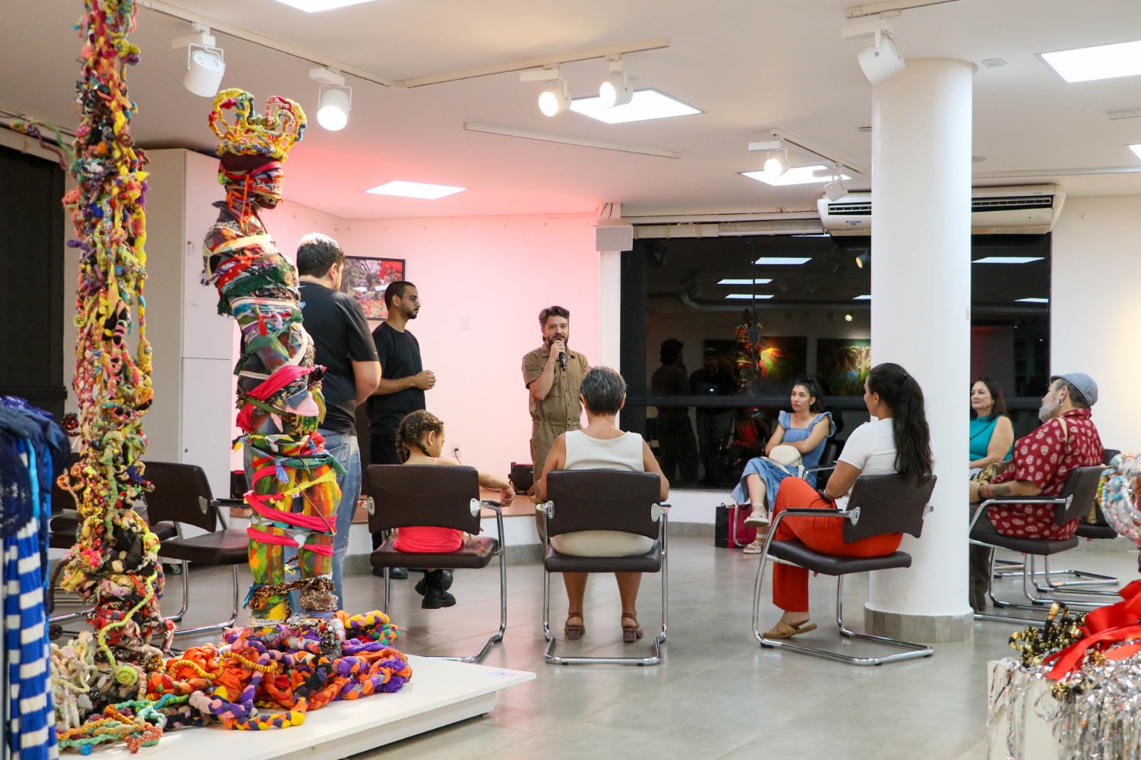 Exposição Entremeio segue aberta até 31 de agosto e promove roda de conversa em Palmas