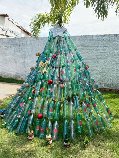 Alunos unem criatividade e reciclagem na decoração natalina da ETI João Beltrão